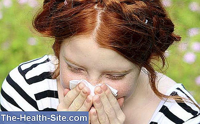 Femme avec allergie au rhume des foins