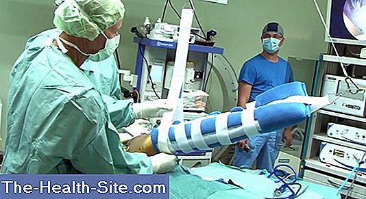 examinarea rănilor articulațiilor este posibilă tratarea îmbinărilor cu o lampă albastră